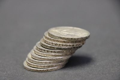 une pile de pièces empilées les unes sur les autres