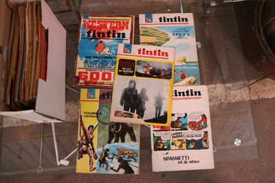 beaucoup de magazines par terre, à côté d'une chaise