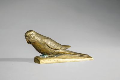une image représentant une figurine en or représentant un oiseau perché sur une branche