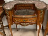 une petite table avec un plateau en marbre et deux chaises