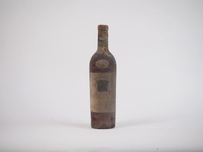 une bouteille de vin posée sur une table