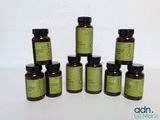 un lot de bouteilles d'huile d'olive posées sur une table