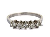 gros plan d'une bague en diamant sur fond blanc