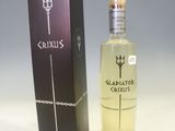 une bouteille de vodka posée à côté d'une boîte sur une table