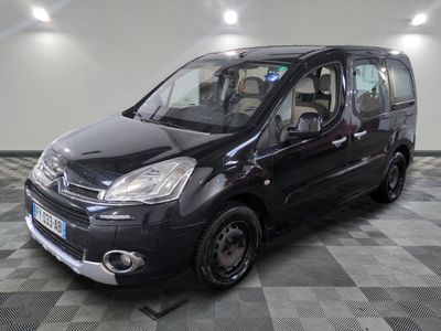 La petite camionnette noire est garée sur un sol à damier.