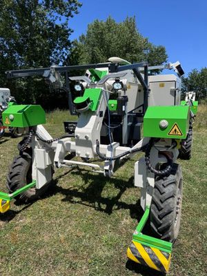 un gros plan d'un tracteur avec une machine attelée à l'arrière