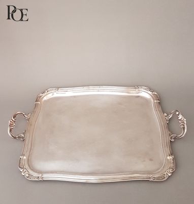 un plateau ancien en argent avec des poignées et des poignées sur une table