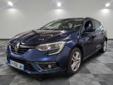 une voiture bleue est garée sur le sol à carreaux d'un garage