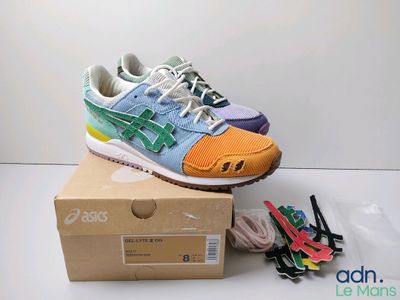 Les chaussures se trouvent dans la boîte et sont prêtes à être expédiées.