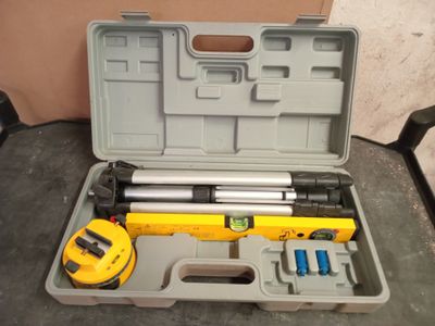 une boîte à outils avec des outils posés sur une table