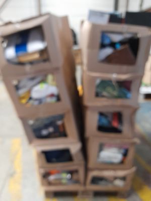 de nombreux cartons empilés les uns sur les autres dans la rue