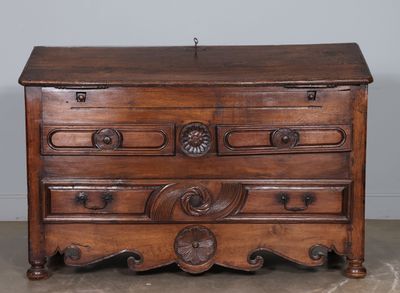 Commode scriban en bois fruitier mouluré et sculpté, ouvrant par un ab - Photo 1