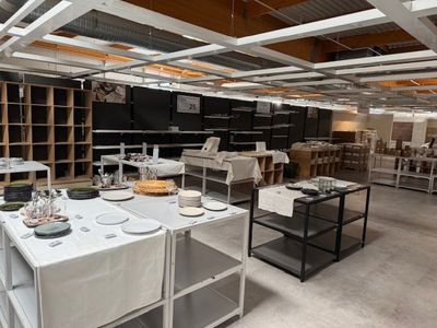 Important Lot Mobilier Agencement Dont Tables Expo (Environ …