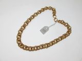 Gros plan sur un bracelet en chaîne en or portant une étiquette