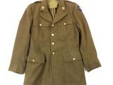 une vieille veste militaire avec un écusson bleu sur la poitrine