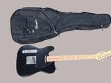 une guitare électrique noire et un étui noir sur fond gris