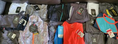 une valise remplie de vêtements et d'autres objets posée par terre