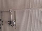 une photo d'une salle de bains avec un lavabo et un miroir