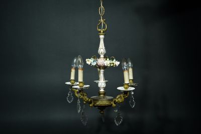 Lustre en laiton et porcelaine à décor de fleurs polychrome.