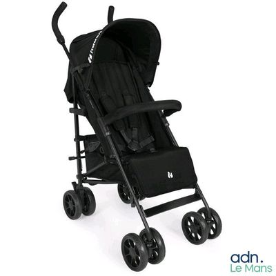 une poussette noire avec un siège et des roues noirs sur fond blanc