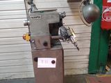 une petite machine qui se trouve dans un garage
