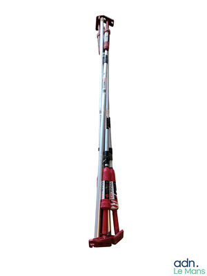 une image représentant un aspirateur muni d'une poignée rouge