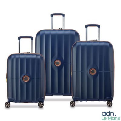trois bagages à roulettes et poignées sur fond blanc