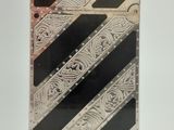 un vieux briquet en argent orné de rayures noires et blanches