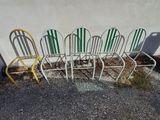 cinq chaises alignées contre un mur