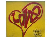 peinture représentant un cœur rouge avec le mot « amour » sur fond jaune