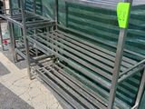 une étagère métallique sur laquelle sont posés tout un tas d'objets