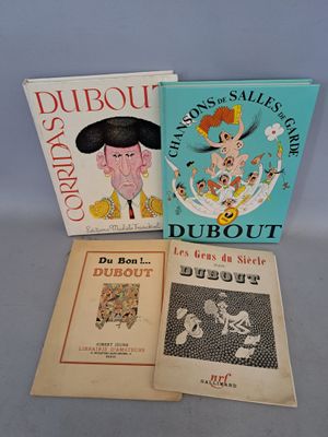 trois livres sont empilés sur une table