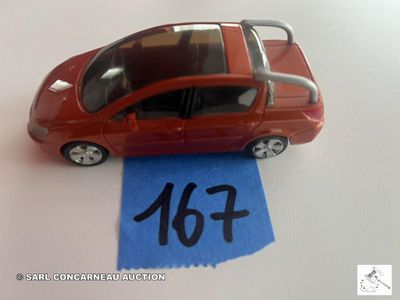 une petite voiture posée sur une feuille de papier