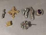 plusieurs types de broches et d'épingles disposés sur une table