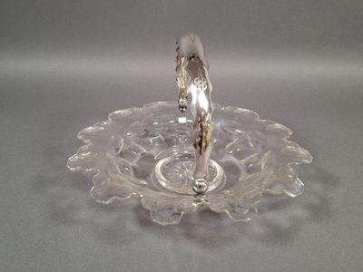 Coupe en cristal à anse en argent 800 millièmes.