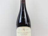 la bouteille de vin est posée sur la table, prête à être consommée