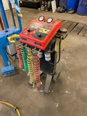 la photo d'une machine qui se trouve dans un garage