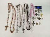 beaucoup de chapelets et d'autres objets religieux sur la table