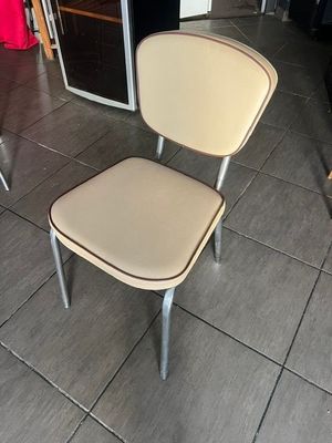 une chaise posée par terre devant un miroir