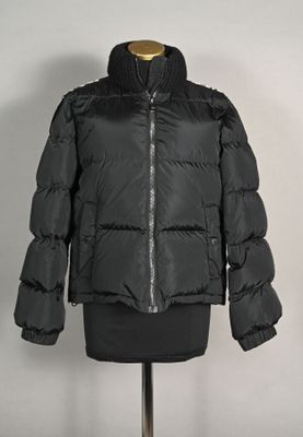 MAXMARA Weekend. Doudoune courte matelassée noire, col monta…