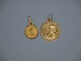 deux pendentifs en forme de pièces d'or représentant le portrait d'un homme et d'une femme