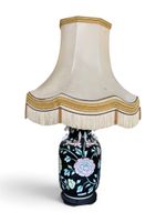Lampe à poser, le pied en céramique à décor floral sur fond …