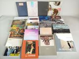 un grand nombre de livres posés sur une table
