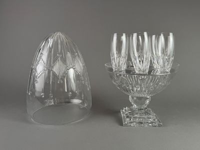 une paire de vases en cristal taillé et un bougeoir en cristal taillé
