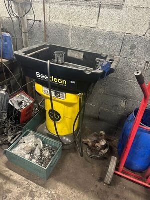 une photo montrant un seau contenant du matériel de nettoyage et un chariot rempli d'outils