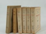 quatre livres sont empilés sur une surface blanche