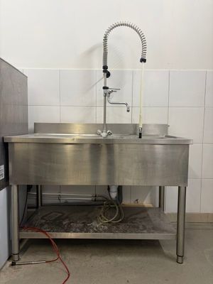 un évier et un réfrigérateur dans une petite pièce