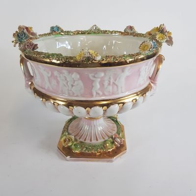 un bol rose et blanc orné de motifs dorés