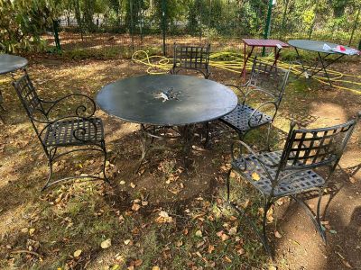une table et des chaises installées dehors, sur l'herbe