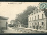 une vieille photo d'un train qui arrive sur les rails